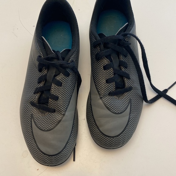 Nike boys soccer cleats size 3 - Picture 2 of 4